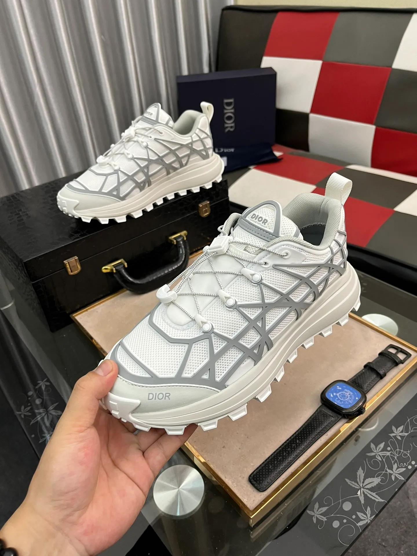 Ex-factory price 520⌚️⌚️B31 RUNNER sports shoes highlight the fashionable silhouette and are decorated with curved cannage pattern. They reinterpret the classic pattern in a structural style and enrich the Dior 2023 summer men's wear series. Meticulously crafted using the advanced craftsmanship of hiking shoes, it blends outdoor culture with Dior heritage. Code number 38-445⃣️Color optional